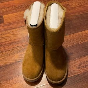 Brand new shirt kookaburra by Ugg boots caramel in color.